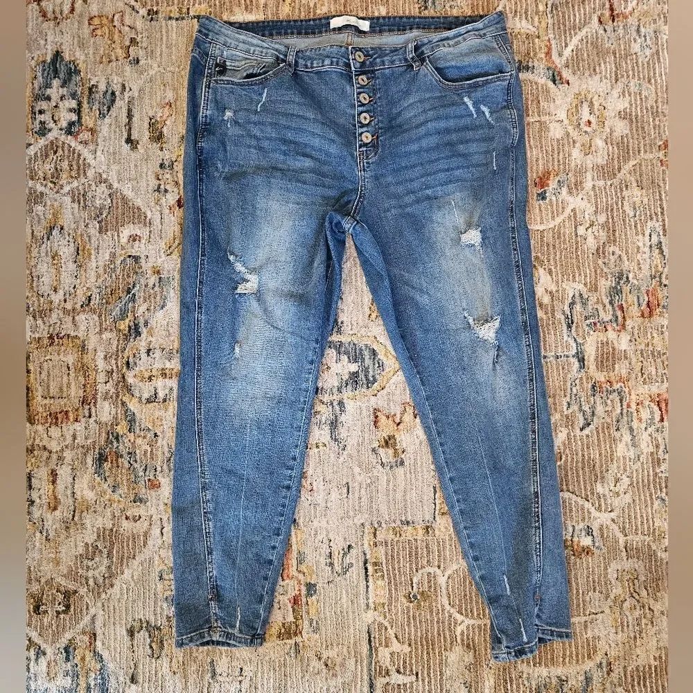Kancan jeans. Sz 3xl with 26" inseam and 19" waist.